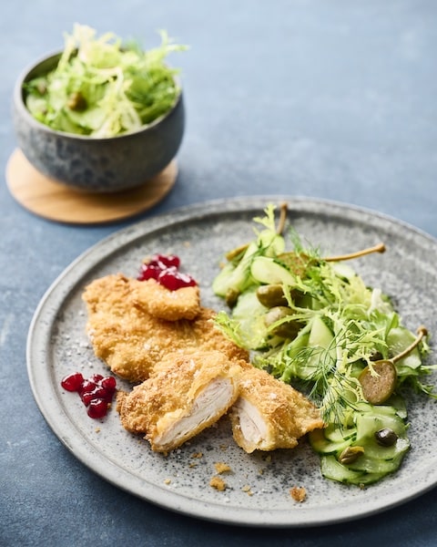 LABEL ROUGE HÄHNCHENBRUSTSCHNITZEL „WIENER ART“ mit Gurken-Kapernsalat ...